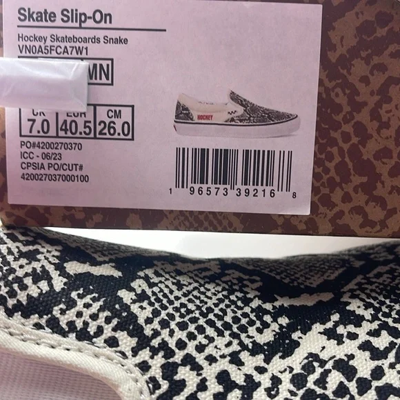 Vans Men’s Skate Slip-On Hockey Skateboards Snake
VN0A5FCA7W1
Sneakers - Picture 16 of 16